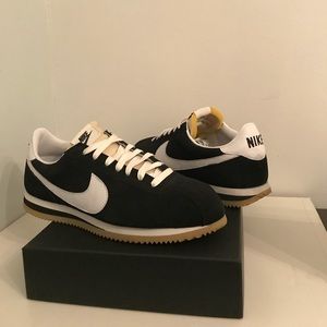 nike cortez black sole